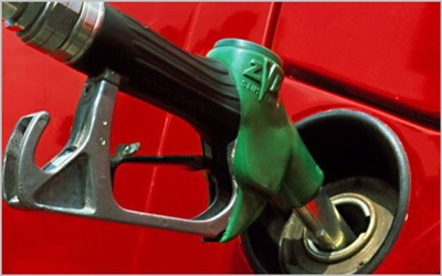 Lebuktak az autógyártók! Manipulált üzemanyag-fogyasztási tesztek