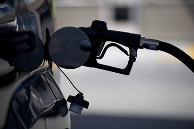 Pénteken tovább esik az benzin és a gázolaj ára