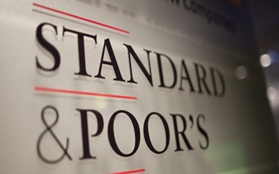 A Standard and Poor's negatívra rontotta Románia államadós-besorolásának kilátásait