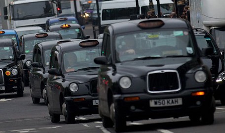 Teljesen lefulladt a hagyományos brit taxispiac az Uber térhódítása miatt
