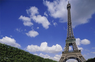 Megkezdődött hétfőn az Eiffel-torony körül a golyóálló üvegfal építése