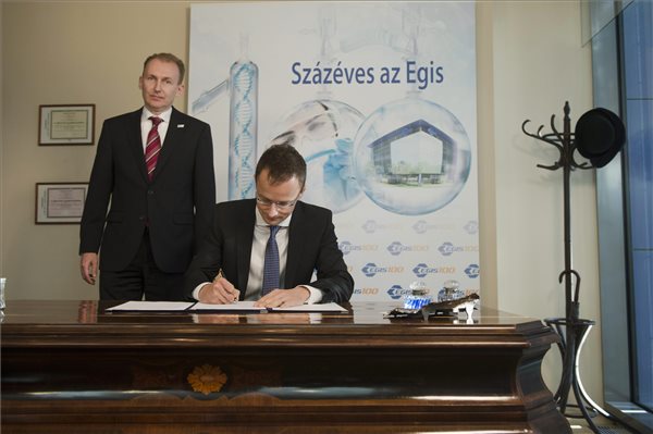 Stratégiai együttműködési megállapodást kötött a kormány az Egis gyógyszergyárral