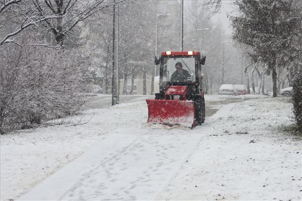 Hetven munkagéppel takarítják a havat a fővárosban