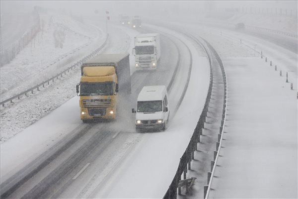 Fennakadásokat okozott a havazás Bajorországban