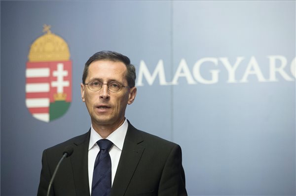 Varga: nem kerül veszélybe a magyar bankrendszer
