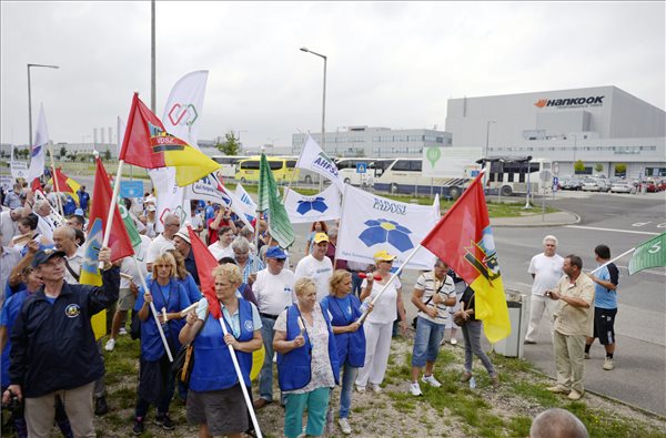 Szakszervezetek tiltakoztak a Hankook rácalmási gyáránál
