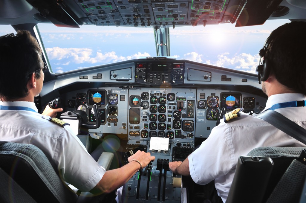 Kötelező alkohol-és drogellenőrzéseket írnának elő a pilótáknak