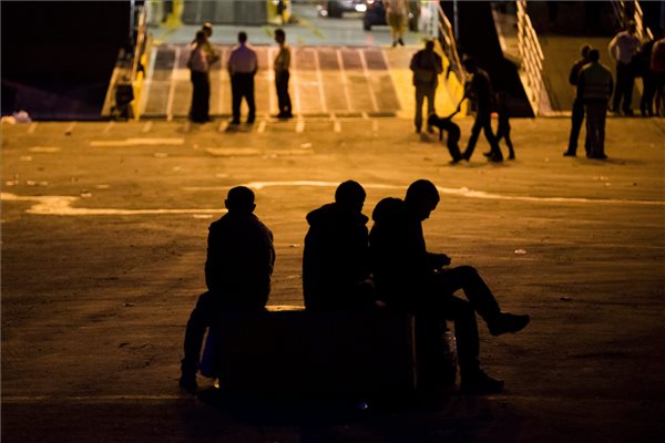 Beszorultak! Több ezer migráns vesztegel Európa belső határainál 