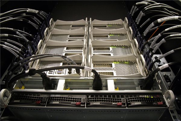 Egymilliárd eurót fordítana az EB a szuperszámítógép-kapacitás fejlesztésére
