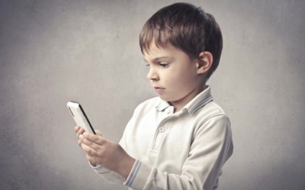 A gyerekek elégedetlenek szüleik online viselkedésével
