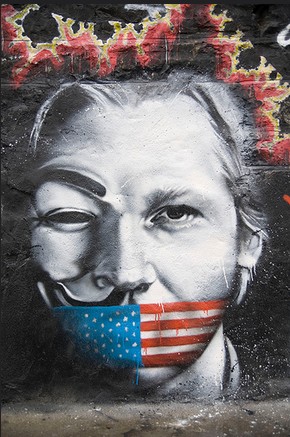 Botrány! Assange újabb dokumentumokat ígér Clintonról