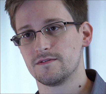 Zeng az orosz verdikt: Maradhat Snowden!