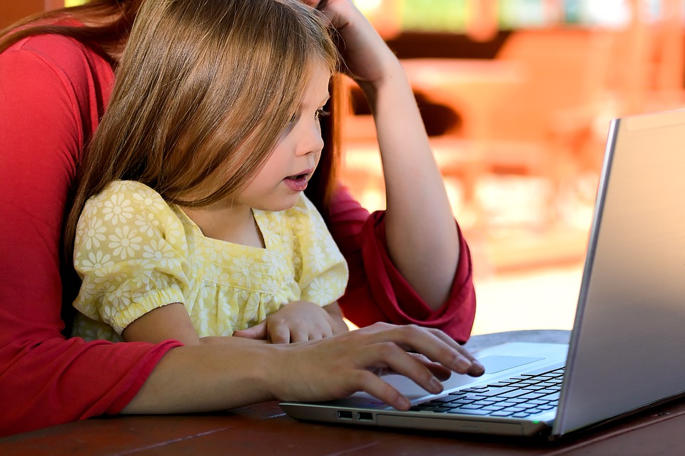 Egy felmérés szerint minden második gyerek veszélynek van kitéve az interneten
