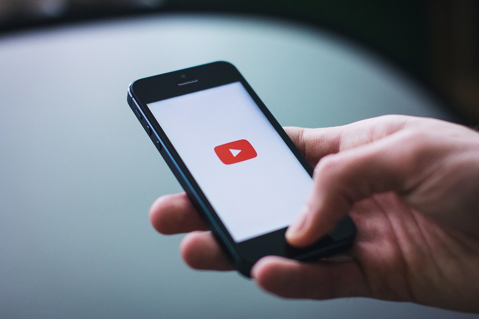 Törli a Youtube a gyűlöletkeltő és szélsőséges videókat