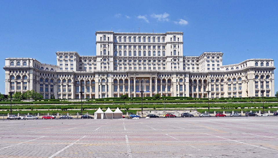 Rendkívüli ülésszakra hívják össze a bukaresti parlamentet