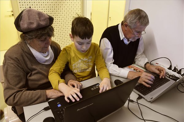 Az idősek közül egyre többen interneteznek