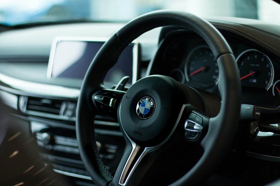 Világszerte 1,6 millió autót hív vissza a BMW