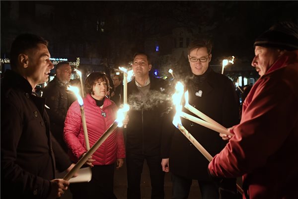 Fáklyás felvonulással emlékezett Budapest egyesítésére az MSZP és a Párbeszéd