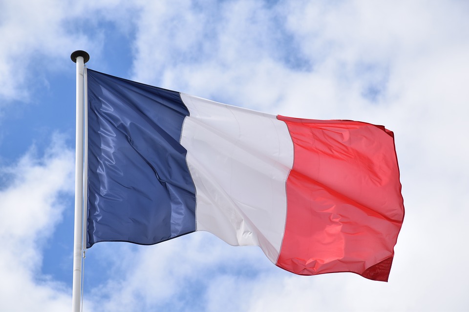 Franciaország július 10-ig meghosszabbította a rendkívüli állapotot