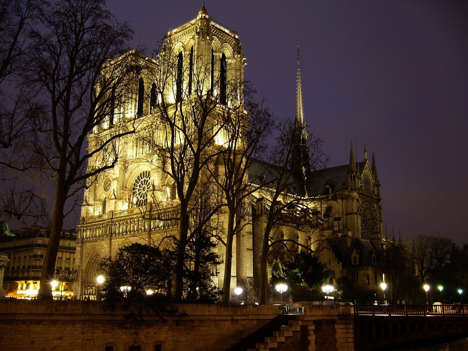 Macron: Újjáépítjük a Notre Dame székesegyházat