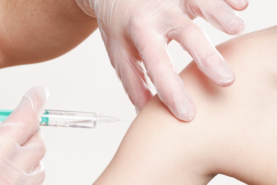Az amerikai Pfizer novemberben kérné a vakcina engedélyezését 