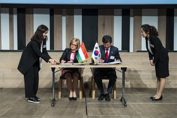 Megállapodást kötött a magyar és a koreai közlekedési intézet