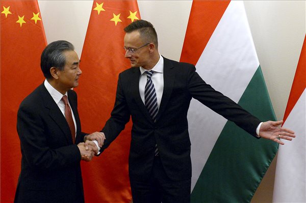 A kínai külügyminiszterrel tárgyalt Szijjártó Péter