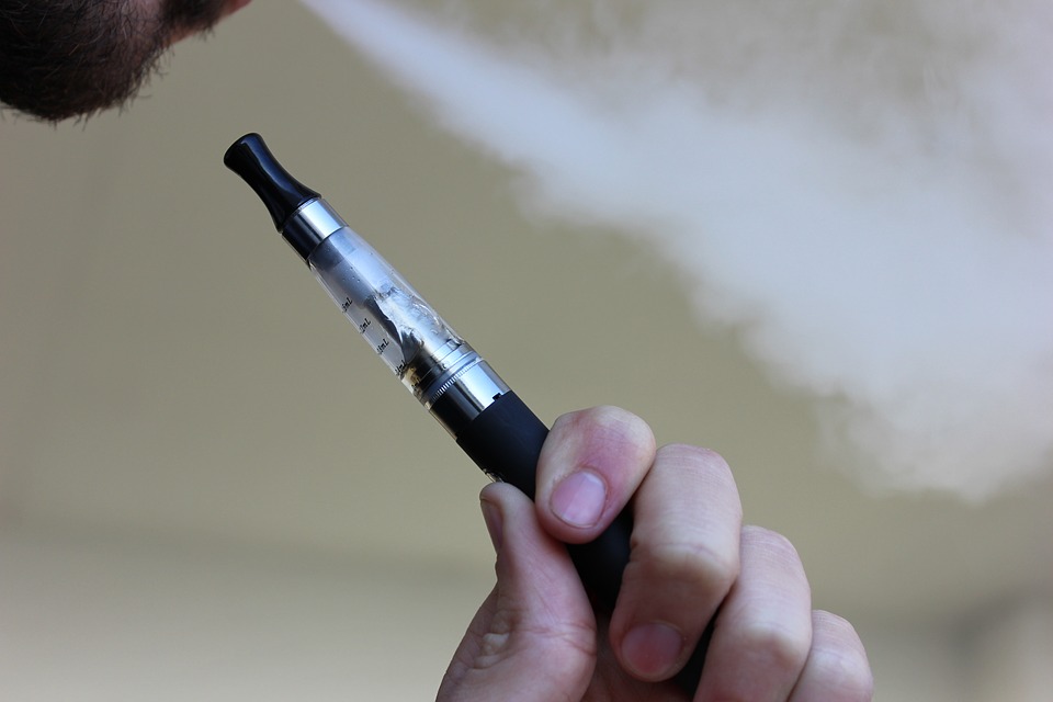 Kiderült, hogy mi okozza az e-cigaretta-járványt!