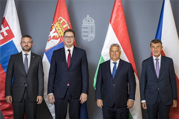 Orbán Viktorral vacsorázott a szerb államfő, valamint a cseh és a szlovák miniszterelnök