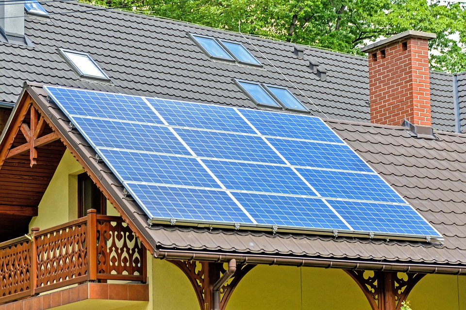 Családi házak napelemeire is lesz támogatási program