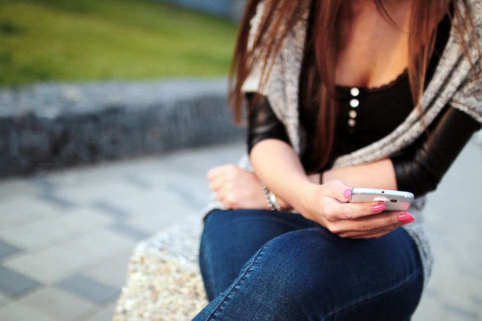 Csaló SMS-ek - Hogyan tehetjük biztonságosabbá az okostelefonunkat? 
