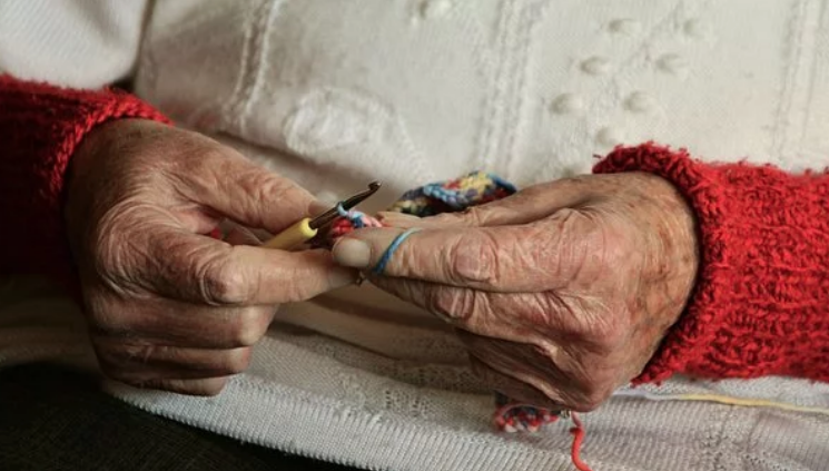 Nyugdíjas nagymamák sorsa - unokázás helyett munka vár rájuk