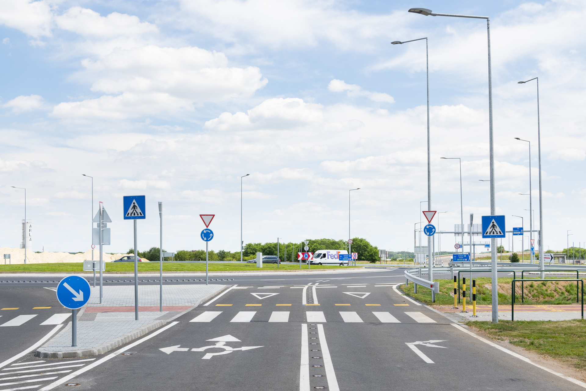 Gyorsabb közúti közlekedés a repülőtérre: elkészült az új turbókörforgalom