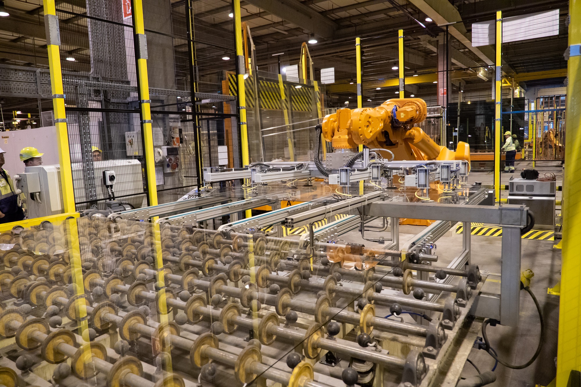 Hatalmas üvegtáblákat mozgat az ABB robotrendszere a Guardian Orosháza síküveggyárban