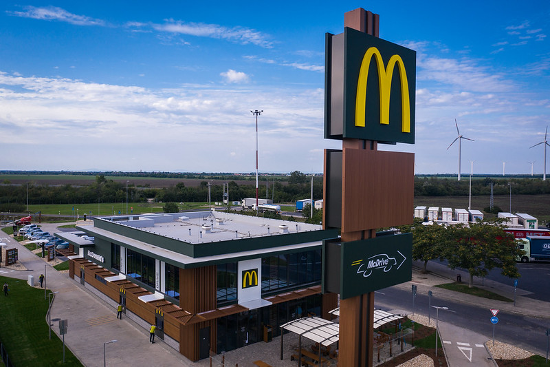 Kétmilliárd forintos beruházással, két új egységgel bővül a hazai McDonald’s hálózata