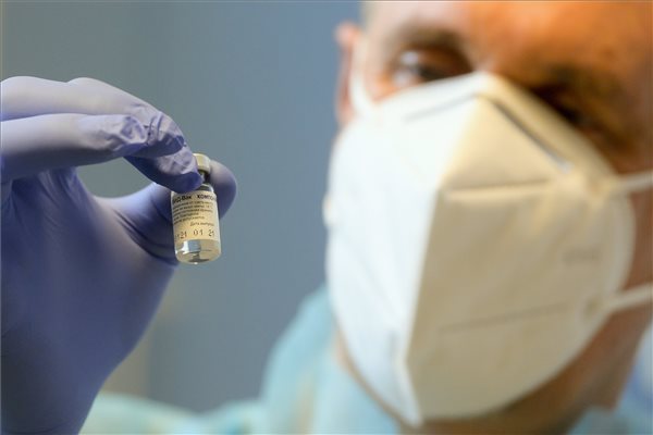 Százezer adag Szputnyik vakcina érkezett Magyarországra
