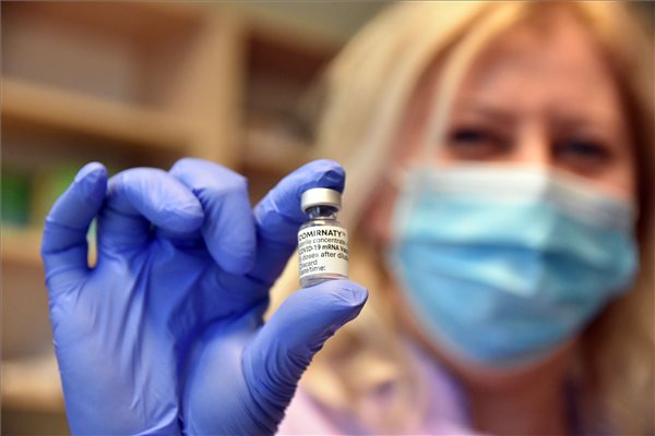 Megérkezett az új adag a Pfizer-BioNTech COMIRNATY vakcinából Magyarországra - de mennyi is?