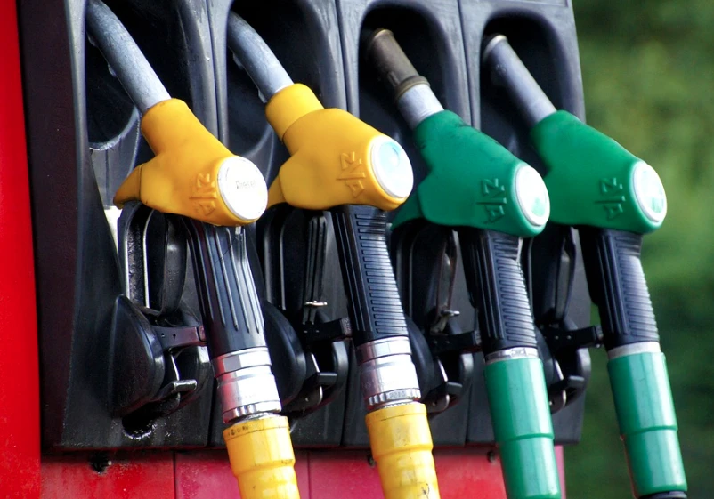Akár 17 forinttal is csökkenhetnek a hazai üzemanyagok árai