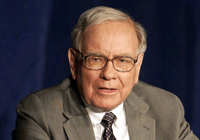 Warren Buffett Hillary Clinton mellett áll