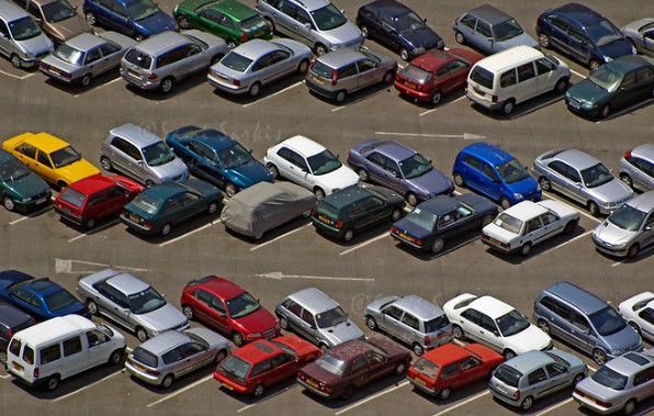 Egyszerűbbé és gyorsabbá vált a társasházi parkolóhelyek adásvétele