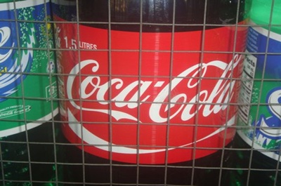 A Coca-Cola Magyarország rögzített kupakkal látja el italcsomagolásait