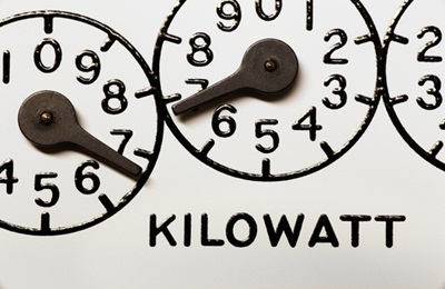 Mennyi villamos áramot fogyaszt egy háztartás egy hónapban és az a kWh energia mennyibe kerül?