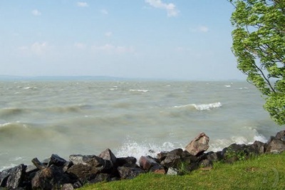 Világháborús kézigránátot találtak a Balatonban