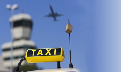 Az új fővárosi taxirendelet miatt tiltakoznak a reptéri taxisok