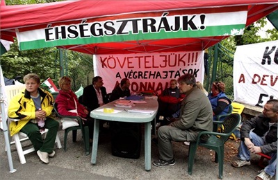 A kormányfő háza előtt kezdtek éhségsztrájkot a devizakárosultak képviselői