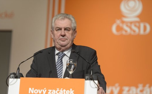 Lemondásra szólították fel a cseh államfőt