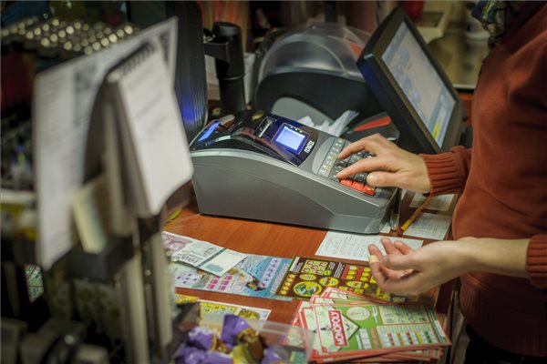 Okostelefonnal is fogadhatnak kártyás fizetést a magyar kereskedők