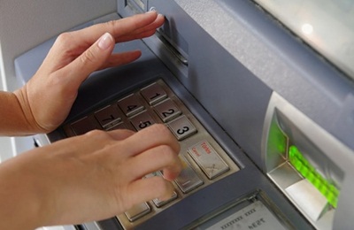 Bankszövetség - legalább 100 ezer forint vehető fel egyszerre az ATM-ből