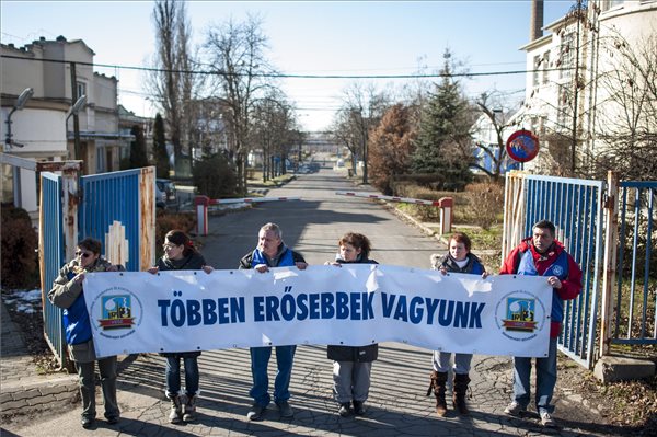 Sztrájkőrség akadályozza meg  berendezések elszállítását egy kozmetikai cégből