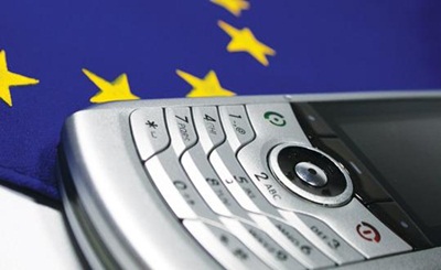 Európai Bizottság: mindenkinek kárára van a roamingdíj